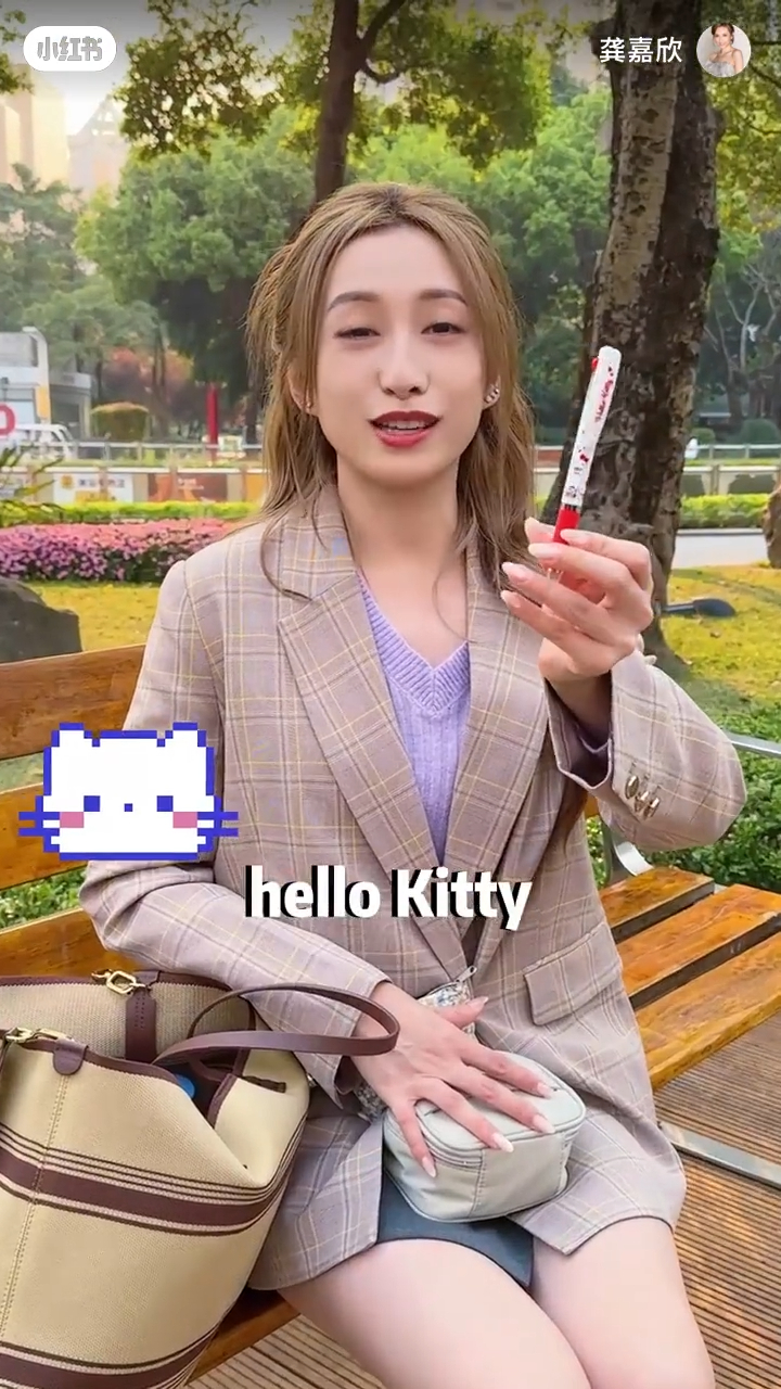 龔嘉欣拍了一段開箱片,原來她的包包乜都有,似足百寶袋。 龔嘉欣拍了一段開箱片,原來她的包包乜都有,似足百寶袋。