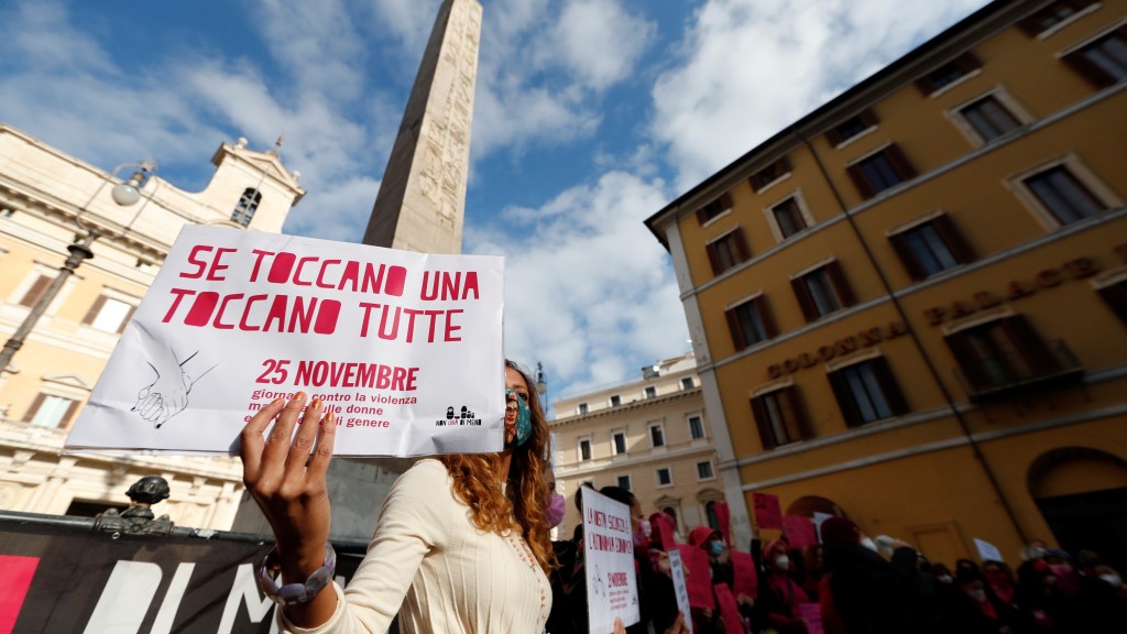 2020年，意大利妇女在罗马参加国际消除对女性使用暴力日的示威活动。 路透社