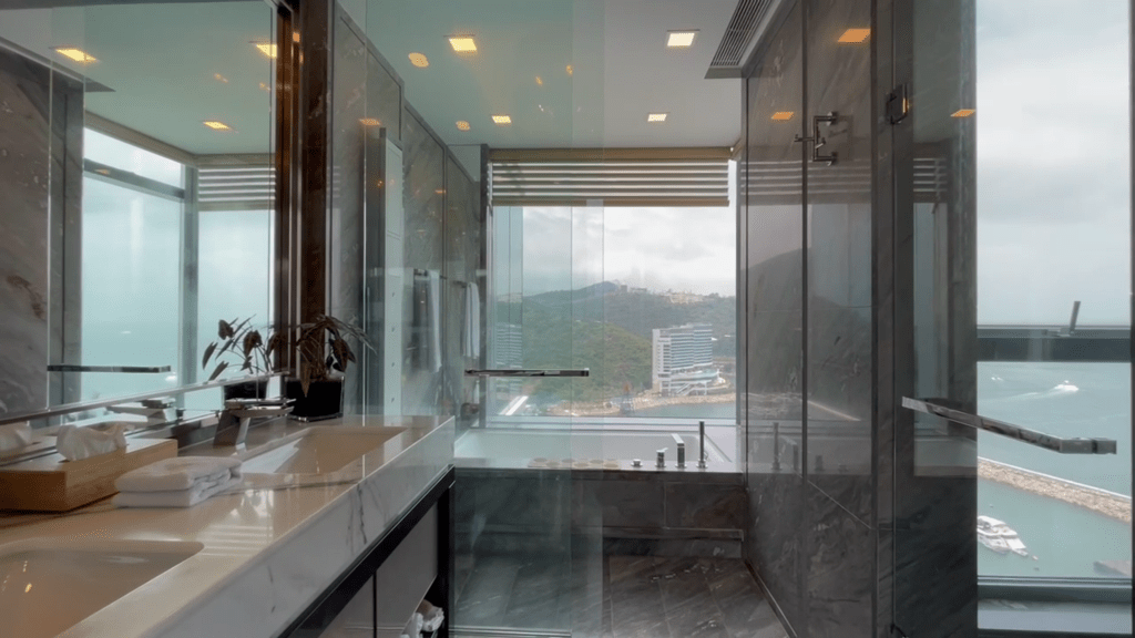浴室不少地方裝設玻璃，方便透光及賞景。