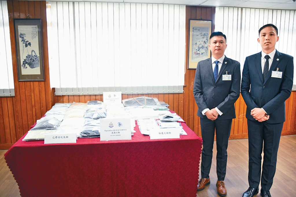 油尖警區刑事總督察陳熾華（左）及油尖警區重案組第三隊高級督察衛進濤交代案件。