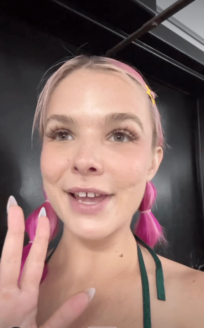 Charm Daze 於 3 月 29 日在 TikTok 上傳影片，描述近期聖地牙哥軍事基地附近的異常氣氛。