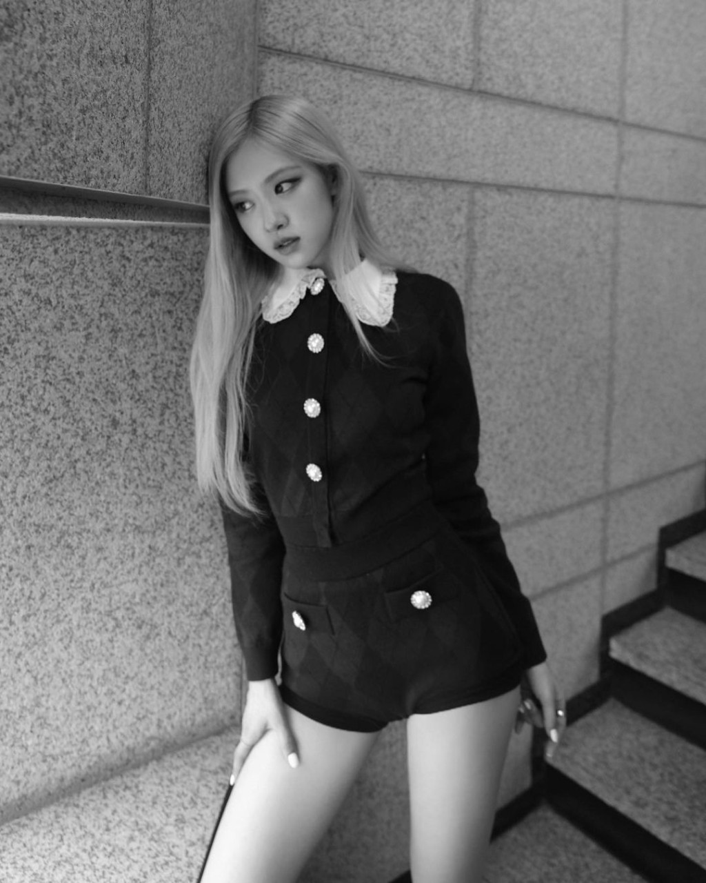 Rosé昨晚在IG發文宣傳兼晒新相。