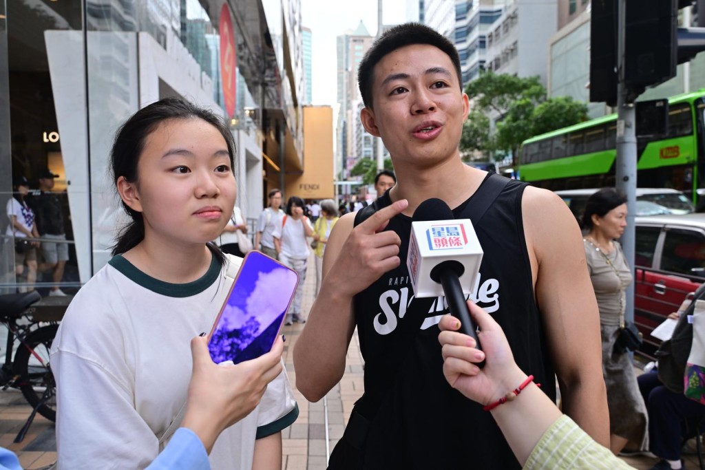 王先生与女友表示，来香港「看到喜欢的就买吧，有需要就会消费，我们来香港其中一个目的也是买买东西」。