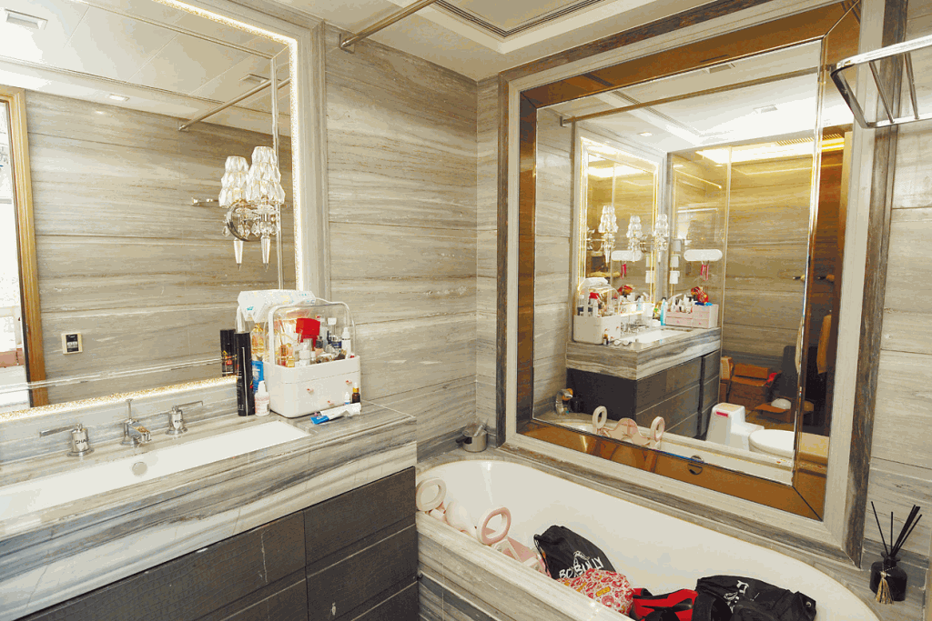 浴室設計華麗，雲石裝潢，提供特大鏡子。