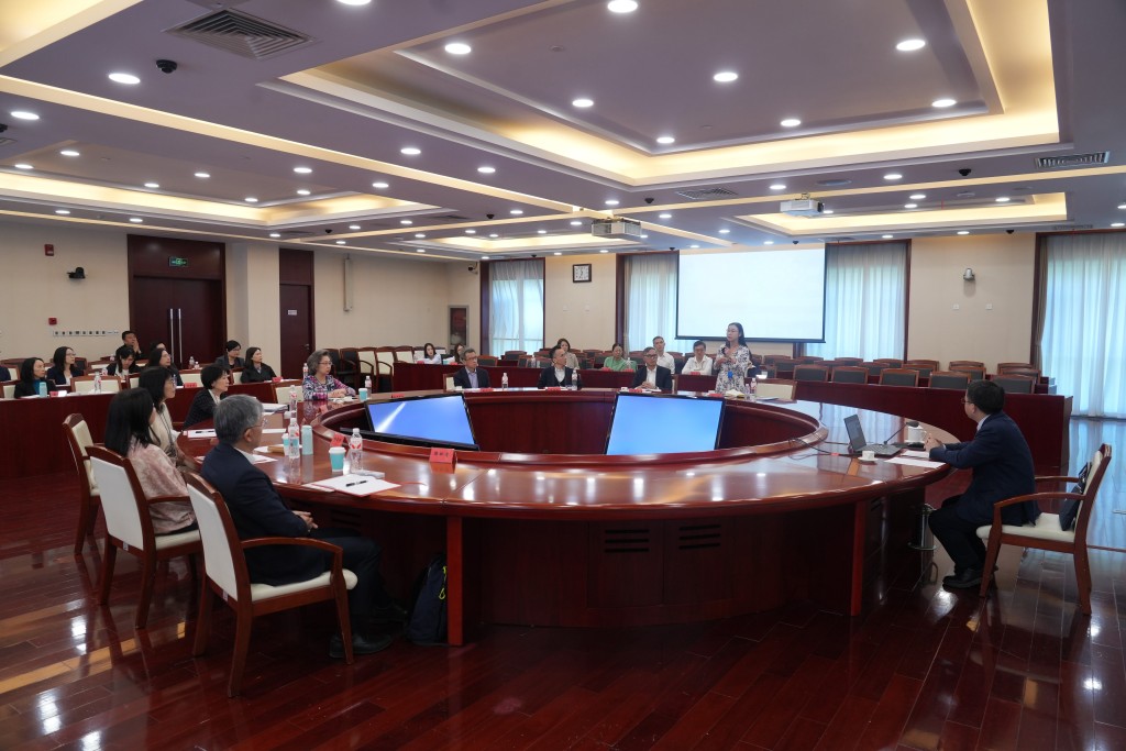 中国现代国际关系研究院美国研究所所长陈文鑫（右一）上午在国家行政学院为学员分析国际形势和中美关系。图示劳工及福利局常任秘书长刘焱（右二）分享得着。