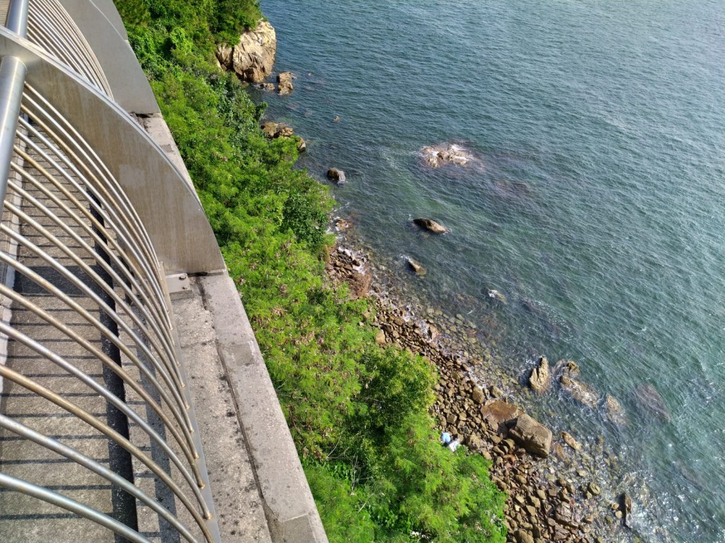 薄扶林鋼綫線灣石灘。