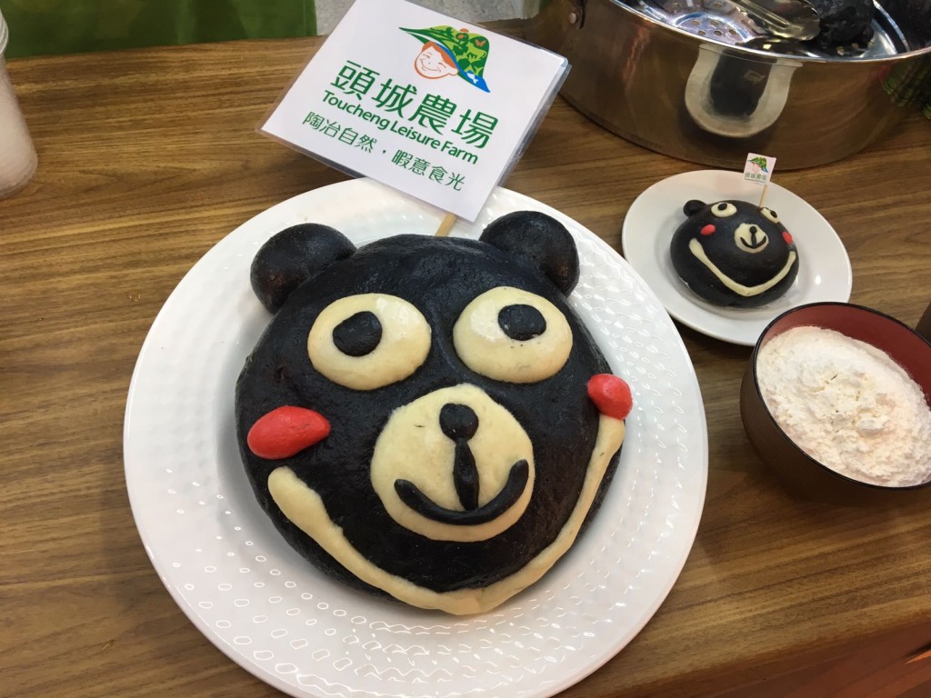 頭城休閒農場推出了「櫻花蝦黑熊包」,外表精緻可愛。