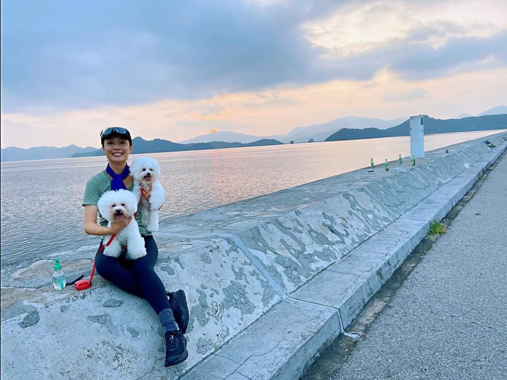 江美儀經常帶狗跑步。