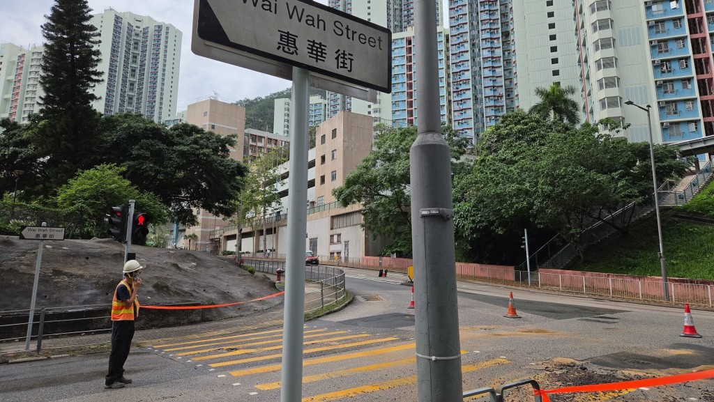 惠華街來回方向近慈雲山道的全線封閉。FB:何漢文 惠華街來回方向近慈雲山道的全線封閉。FB:何漢文