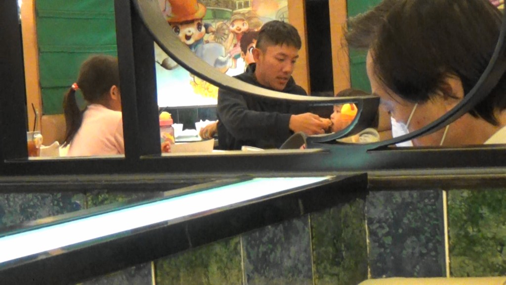 張頴康餵囝囝食菠蘿油。