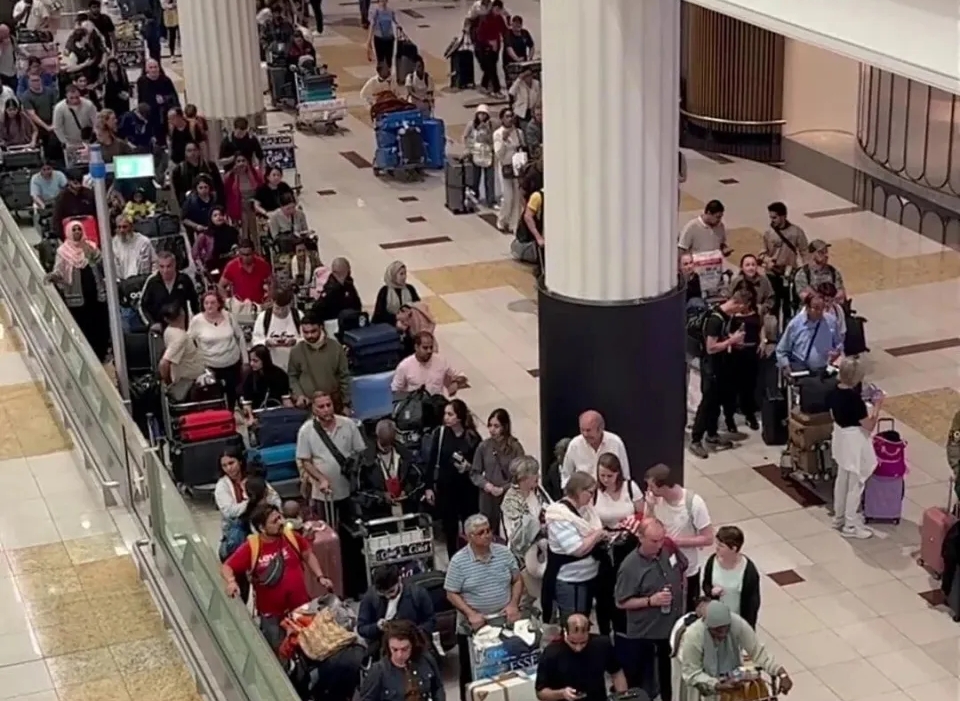 杜拜机场满是滞留旅客。 看看新闻 杜拜机场满是滞留旅客。 看看新闻