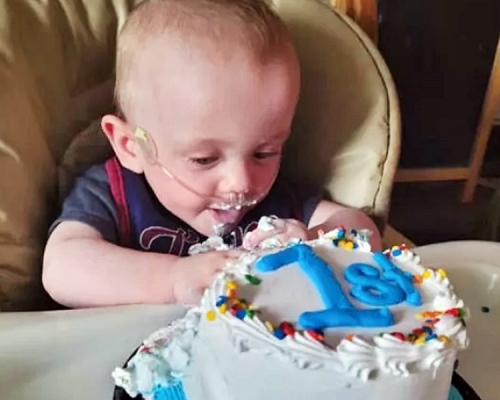 美國明尼蘇達州一名提早5個月出生的男嬰，日前度過了他的一歲生日。網圖