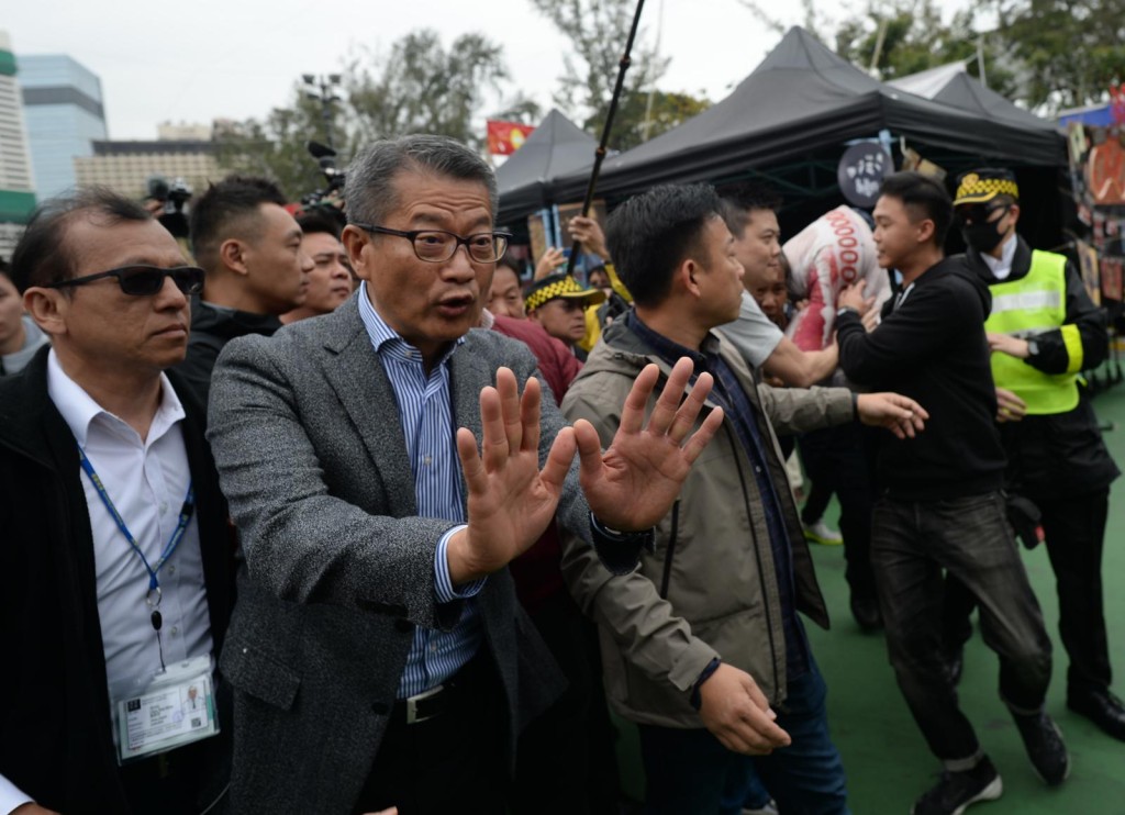 陳茂波到維園多個攤位參觀期間遇示威。