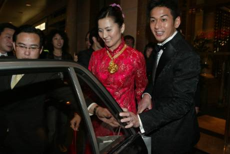吴家乐于2005年初爆出与年长四载的其士集团主席周亦卿女儿周蕙蕙相恋。