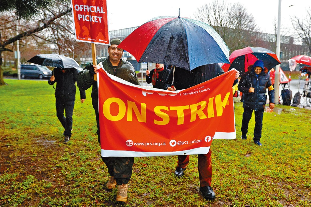 倫敦希斯路機場的罷工邊檢人員，周五在機場附近集會。