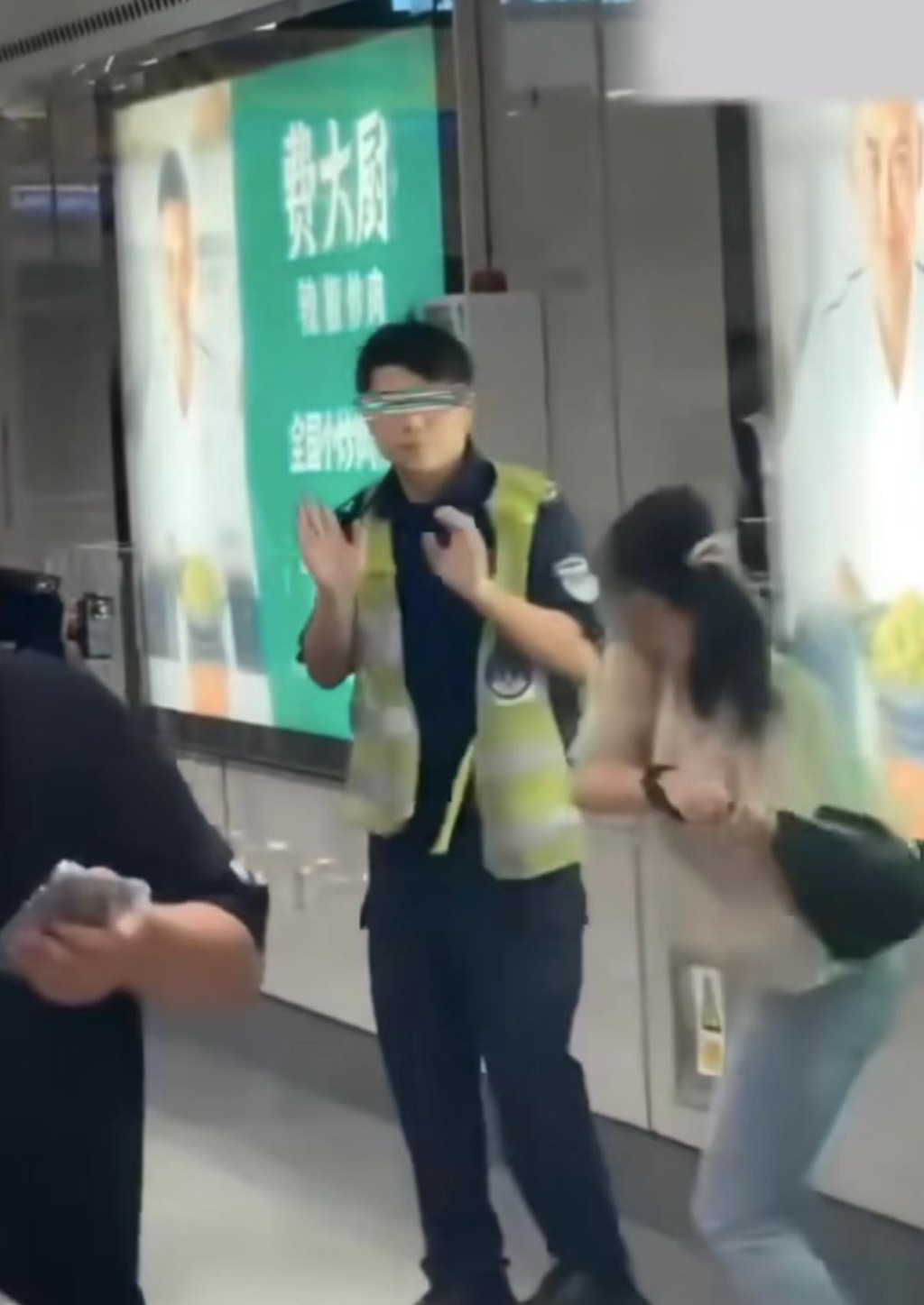 深圳女拒安檢猛砸地鐵工作人員。微博@今事 深圳女拒安檢猛砸地鐵工作人員。微博@今事