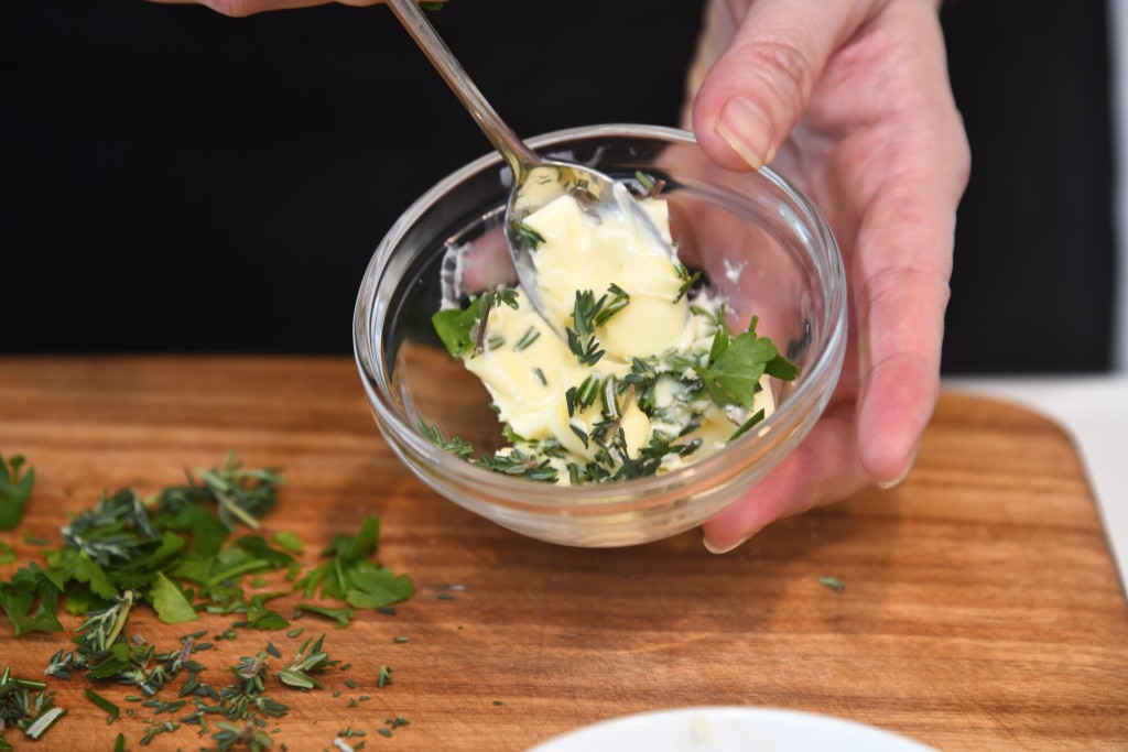 Step 3: 一半牛油放軟，與三分之二香草碎混合。 Soften half of the butter and mix with 2/3 parts of chopped herbs.