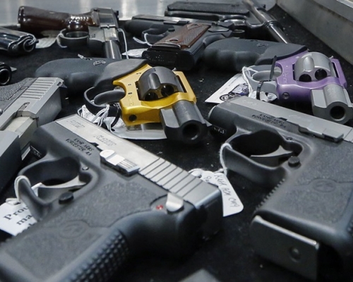 美国医学会指出，美国平均每年有8300名18岁以下青少年因枪械暴力受伤。AP