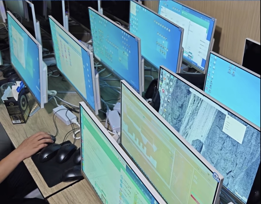 执法人员检获大批电脑屏幕。