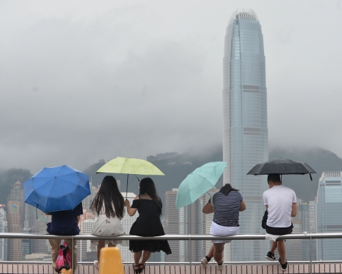 周末期間驟雨較多。資料圖片