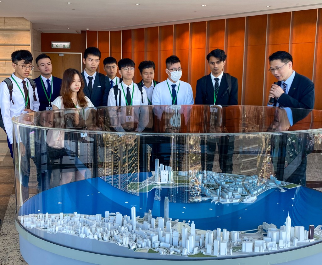 新地代表帶領一眾學生參觀環球貿易廣場，並簡介高鐵西九龍總站上蓋發展項目的設計和規劃。