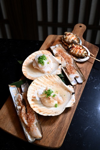 杜氏套餐 $1,588包含新鮮鮑魚、馬刀貝、帆立貝等當造海產，由經驗老到的串燒師傅燒至剛熟，鮮甜美味。