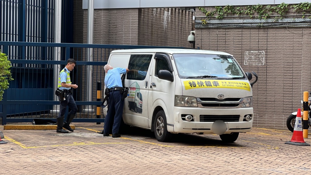 司機駕駛涉事客貨車到警方新界南總區自首。