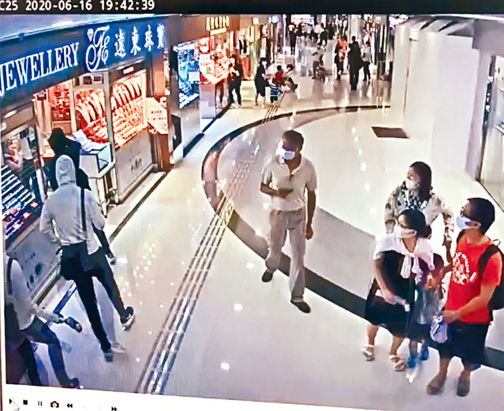 四匪闖入珠寶店打劫，遊人側目。
