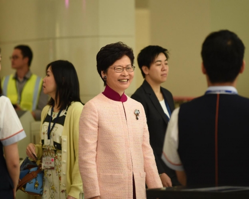林郑月娥参观站内设施。