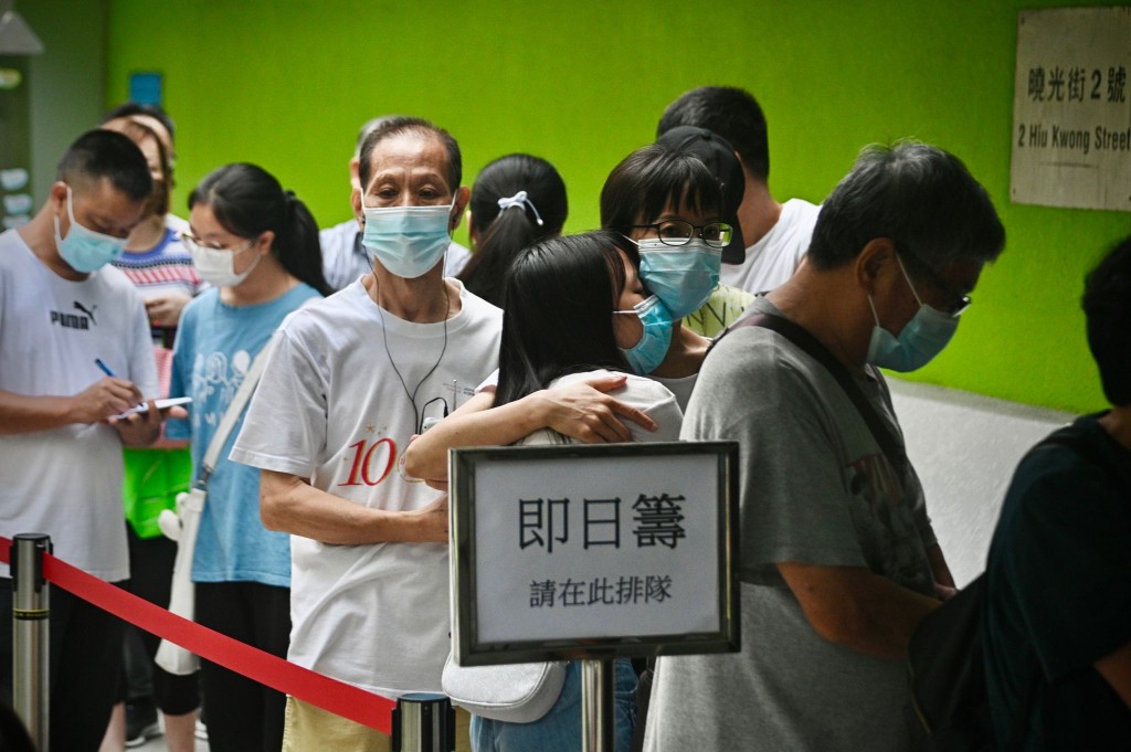 市民繼續接種疫苗。