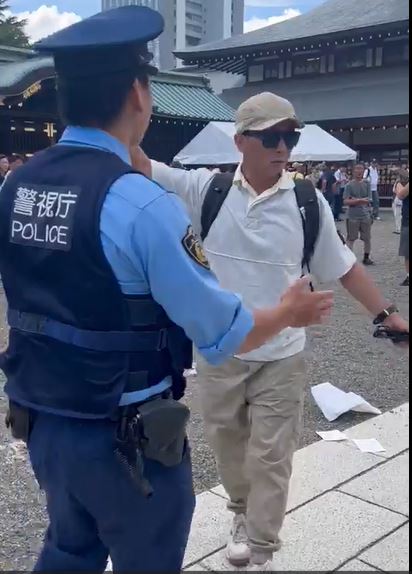 中國男子到靖國神社抗議。