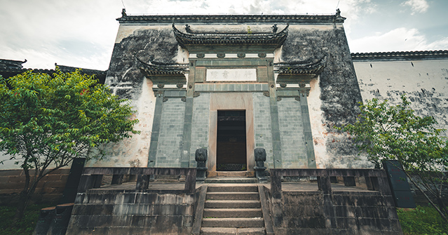 雄村原名洪村，位於歙縣城郊,國家4A級旅遊景區,元朝末年曹姓入遷，取《曹全碑》所雲「枝分葉布，所在為雄」，改名為雄村。