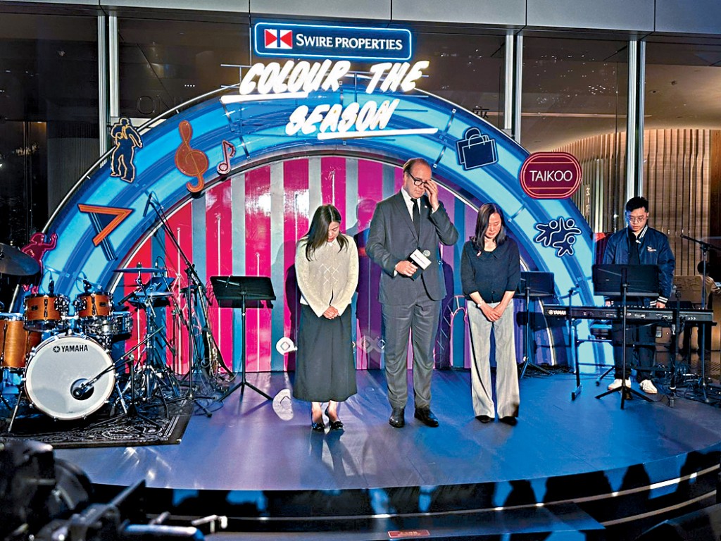 文體旅局局長羅淑佩與太古地產行政總裁彭國邦為火災默哀。