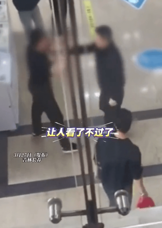 得知男医生给孕妻产检，醋夫大闹医院，同行者一直在安抚。