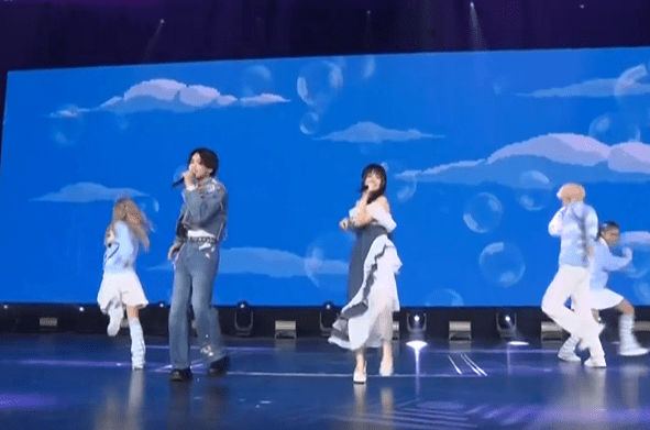 Dave與Sica唱出《In Your Eyes》。