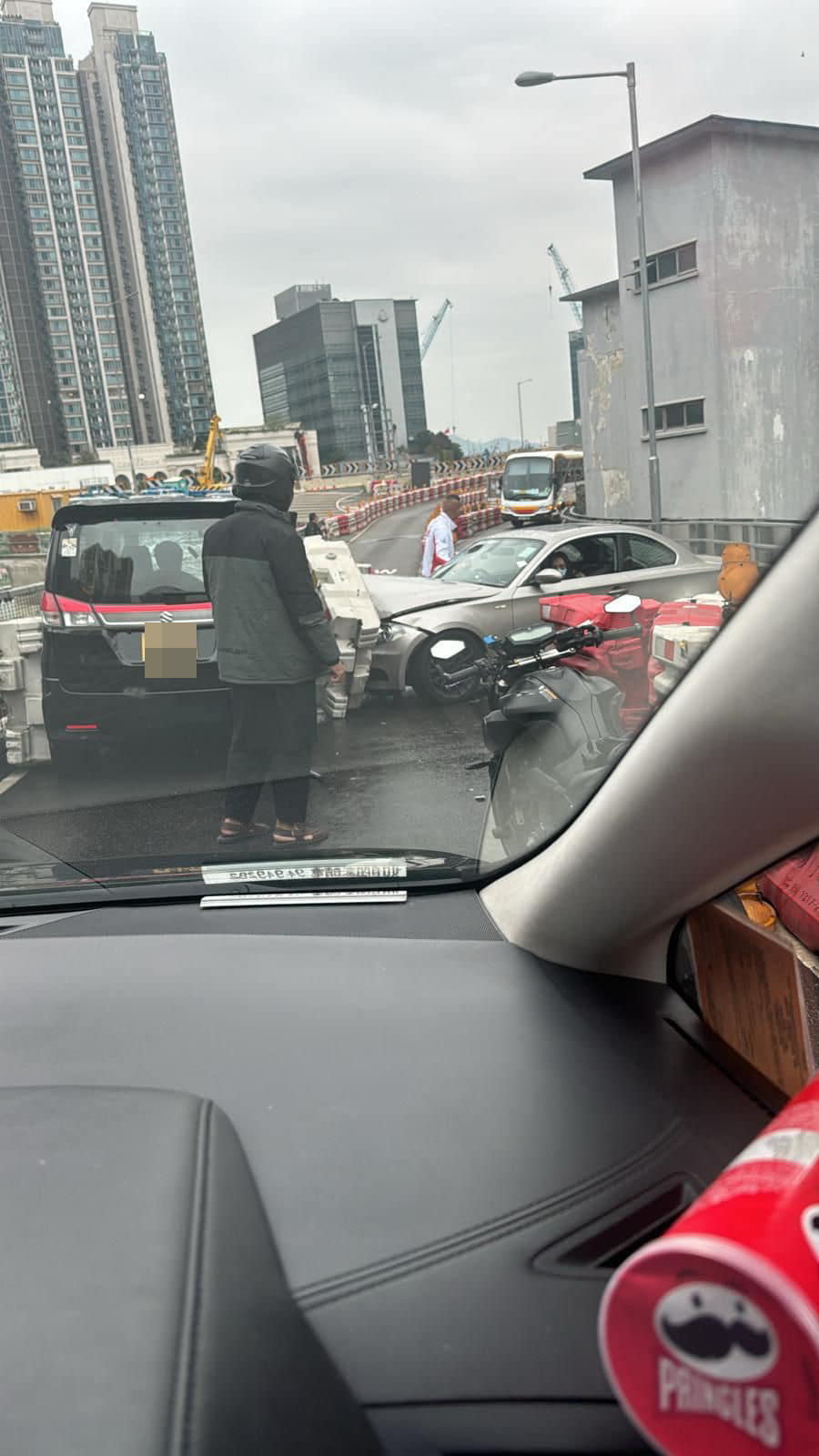 銀色私家車失控，撞毀水馬後再衝前撞向對面線的黑色私家車。網上圖片