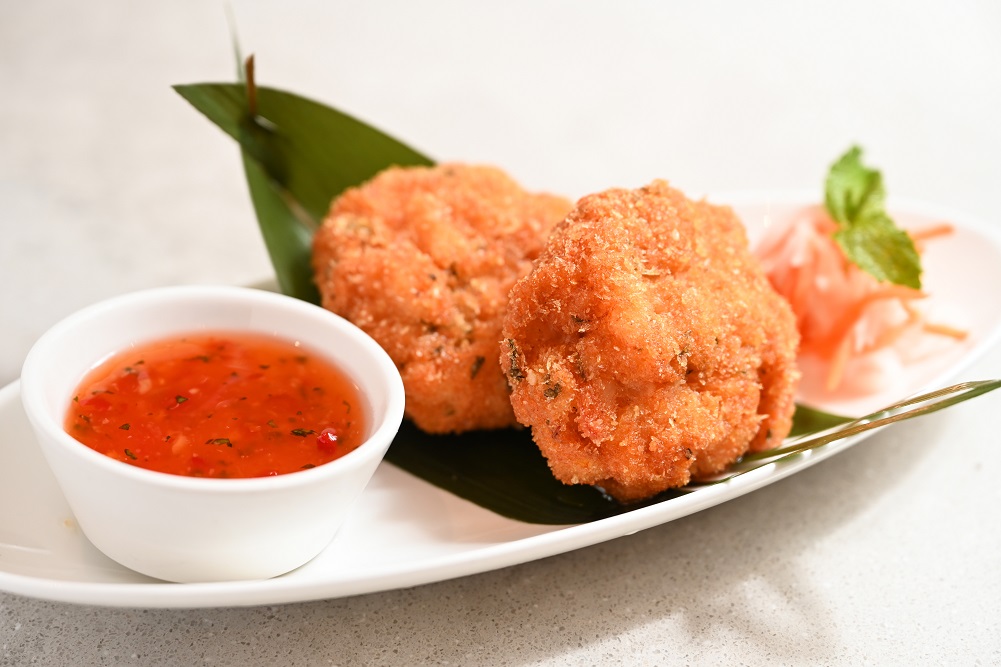 紫苏叶炸虾饼($60)，新鲜紫苏叶提升了虾肉的鲜味，吃起来充满香叶的清新气息。