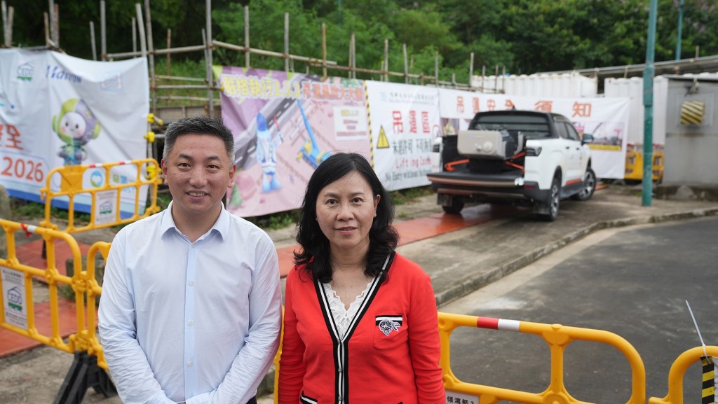 陳美寶在香港吉奥系统有限公司負責人Jack介紹下,了解該公司為「智翱」智能無人機聯控管理平台提供的農夫車移動機庫在暴雨及強颱風紅霞到港時出勤時的情況。陳美寶網誌相片 陳美寶在香港吉奥系统有限公司負責人Jack介紹下,了解該公司為「智翱」智能無人機聯控管理平台提供的農夫車移動機庫在暴雨及強颱風紅霞到港時出勤時的情況。陳美寶網誌相片