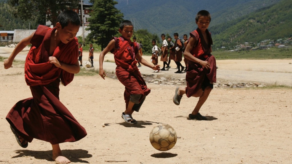 不丹小和尚踢足球。 路透社