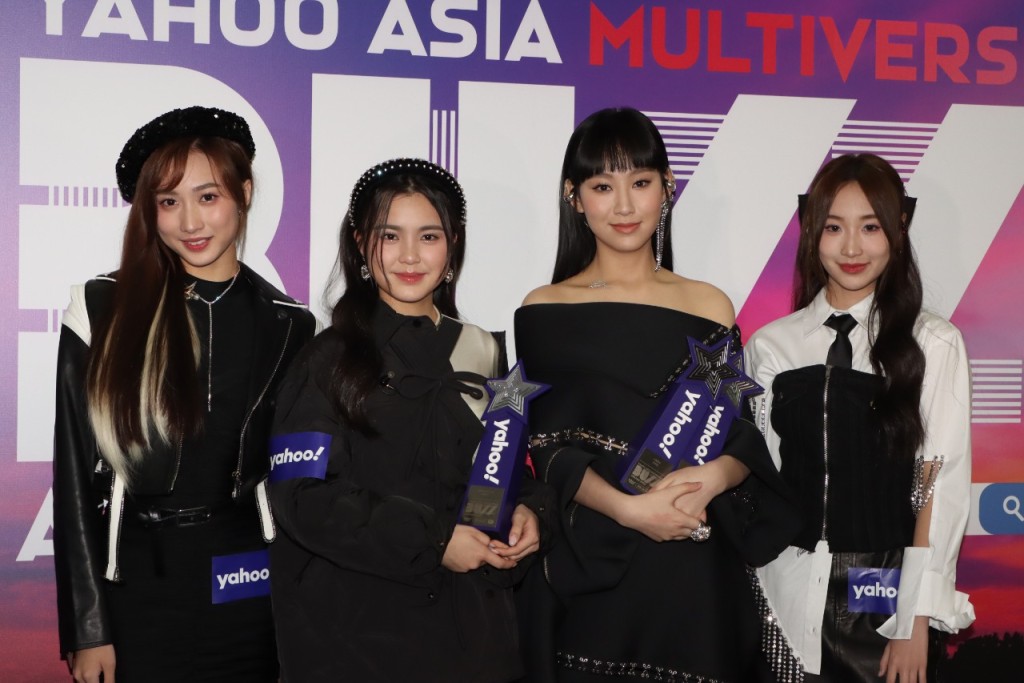 After Class成员炎明熹（Gigi）、姚焯菲（Chantel）、锺柔美（Yumi）与詹天文（Windy）一同亮相《Yahoo Asia Multiverse Buzz Awards 2022》，获颁「乐坛新势力（组合）」。