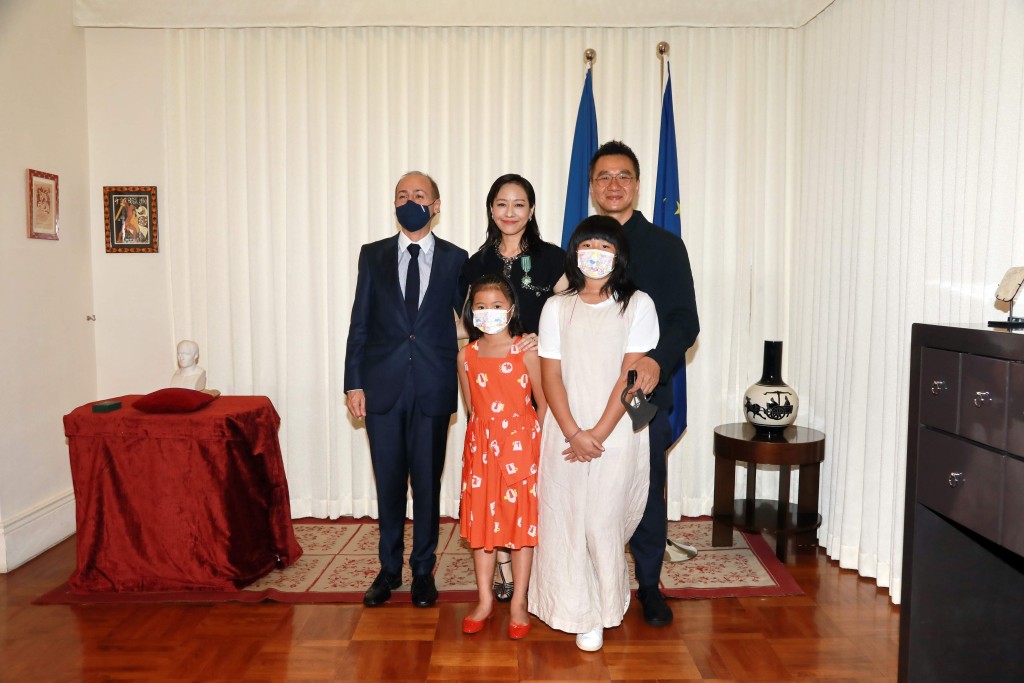 嘉欣跟導演丈夫袁劍偉結婚12年，育有兩女。