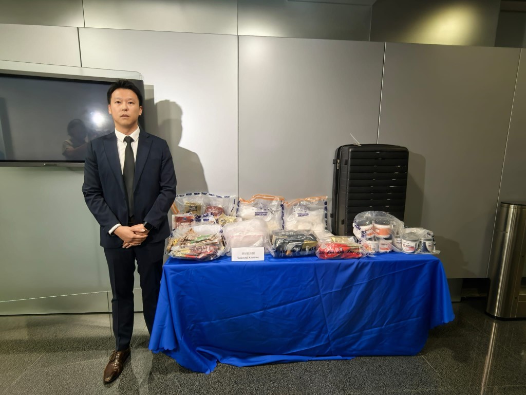 毒品調查科行動組高級督察陳源勳展示證物。 毒品調查科行動組高級督察陳源勳展示證物。