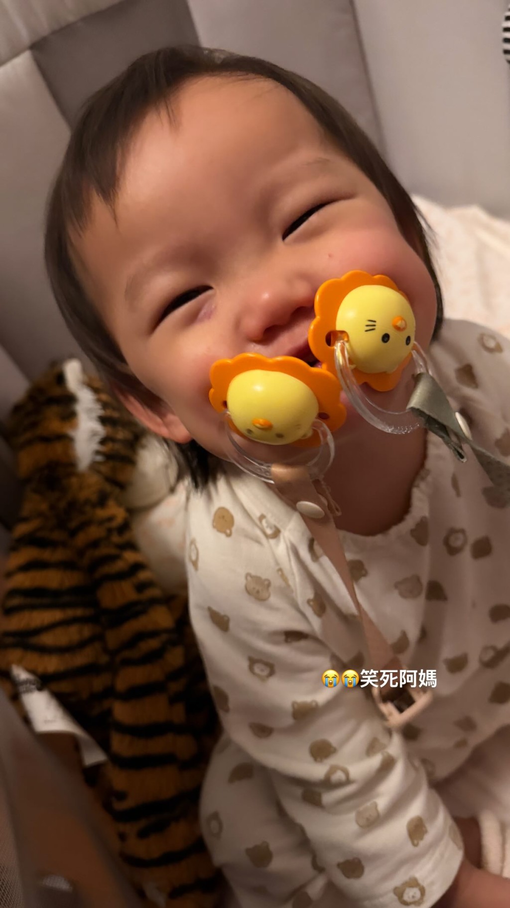洪永城的細女Beryl啜住兩個奶嘴。