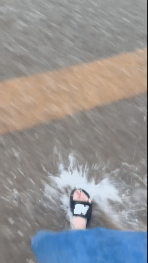 雨勢未見減緩，畫面見樓主一步步行走