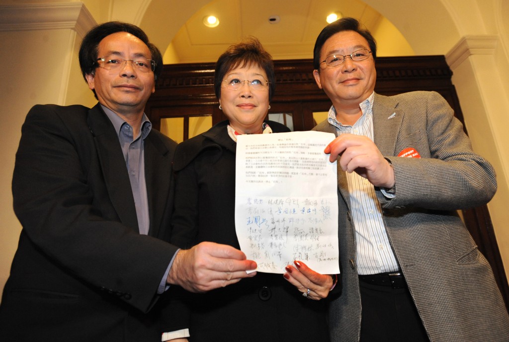 2010年高铁拨款一役，林健锋（右）与一众建制派被围堵，需从后门离开。资料图片