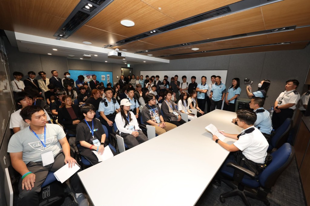 東九龍總區聯同「東九快樂明天委員會」今日在東九龍總區總部舉行「東九快樂明天 - 提亮Up2U (Project Light-Up)」計劃啟動禮。 東九龍總區聯同「東九快樂明天委員會」今日在東九龍總區總部舉行「東九快樂明天 - 提亮Up2U (Project Light-Up)」計劃啟動禮。