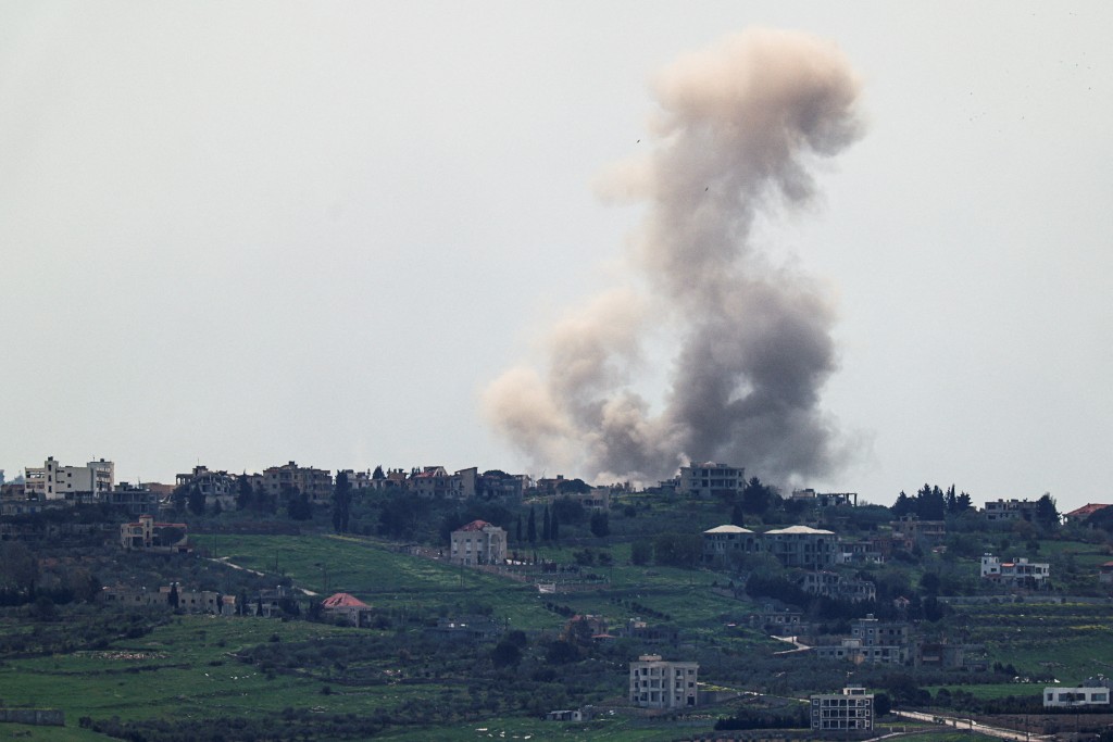 4月14日，从以色列北部边境的以色列一侧拍摄的画面显示，以色列空袭黎巴嫩南部靠近以黎边境地区后，浓烟升起。路透