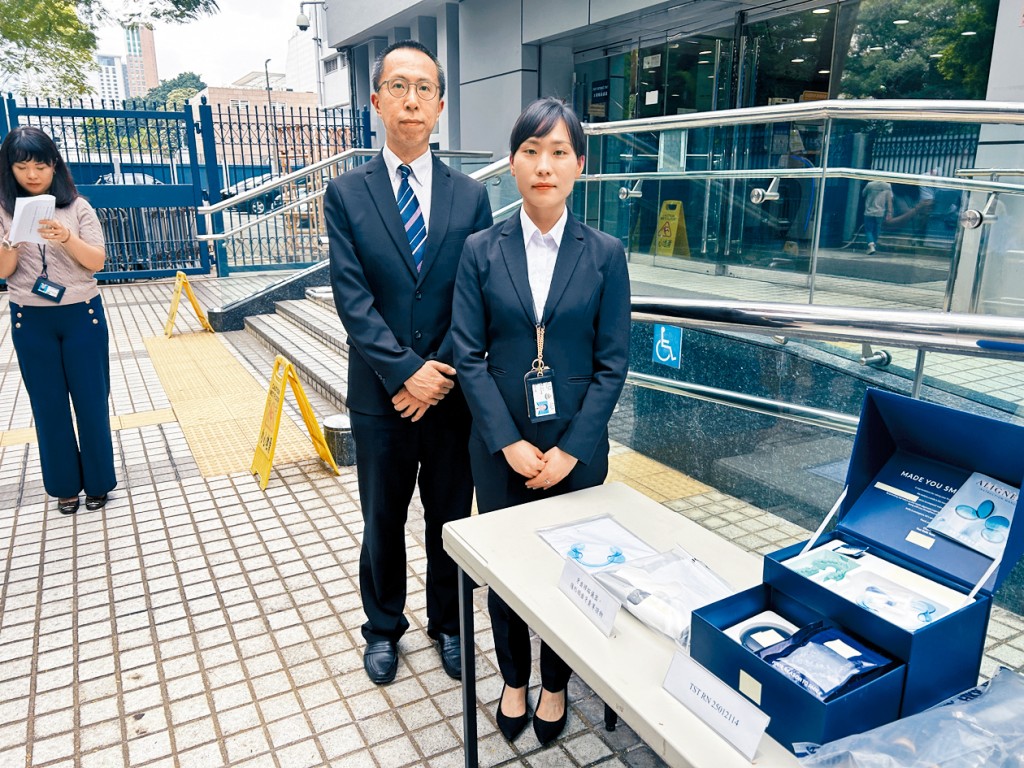 尖沙咀分區雜項調查隊主管督察薛嘉泳(右)及衞生處署任首席牙醫畢羽田醫生講述聯合行動經過。