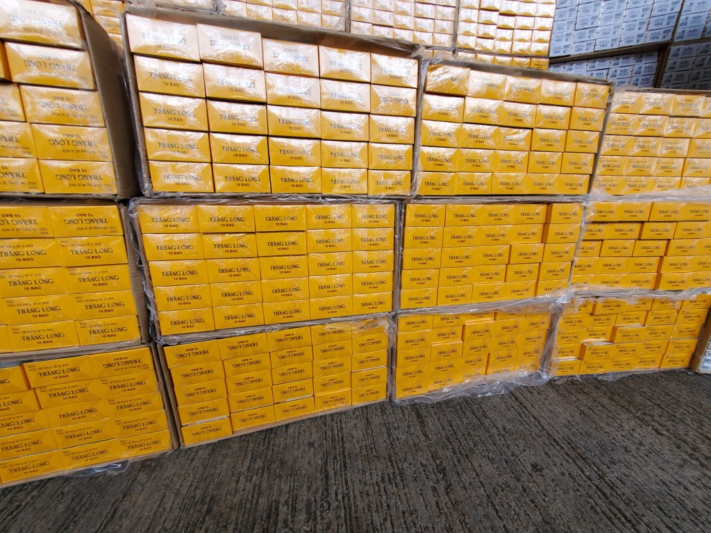 海關檢獲懷疑私煙。 梁國峰攝