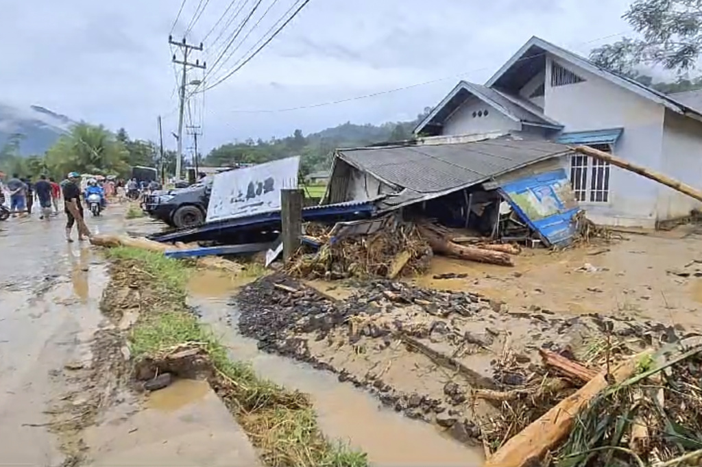 印尼苏门答腊暴雨引发洪水及山泥倾泻，至少19死7人失踪。美联社